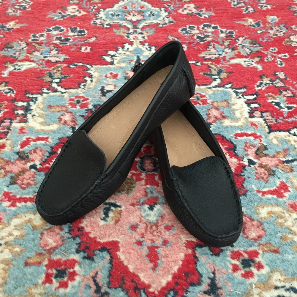 NIB UGG W Flores Black Leather Women’s Loafers Driving Moccasins SOLD OUT Sz 7.5